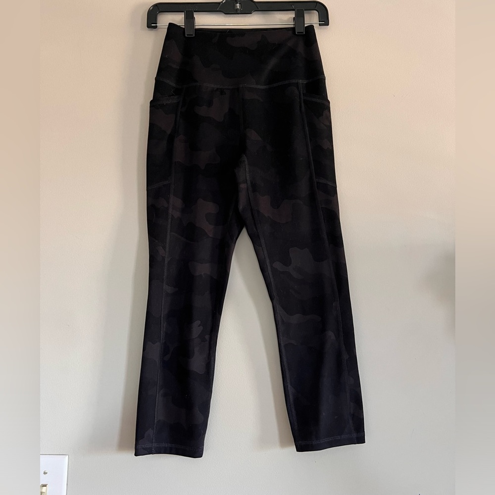 Camo Pattern Cropped Workout Leggings